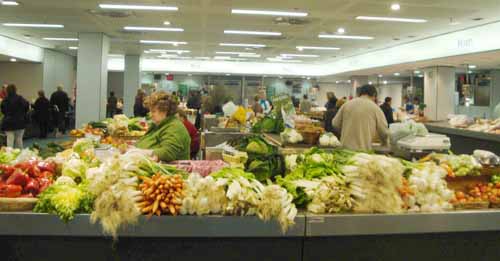Puesto de verduras y hortalizas del Mercado de San Martín (Donosti)